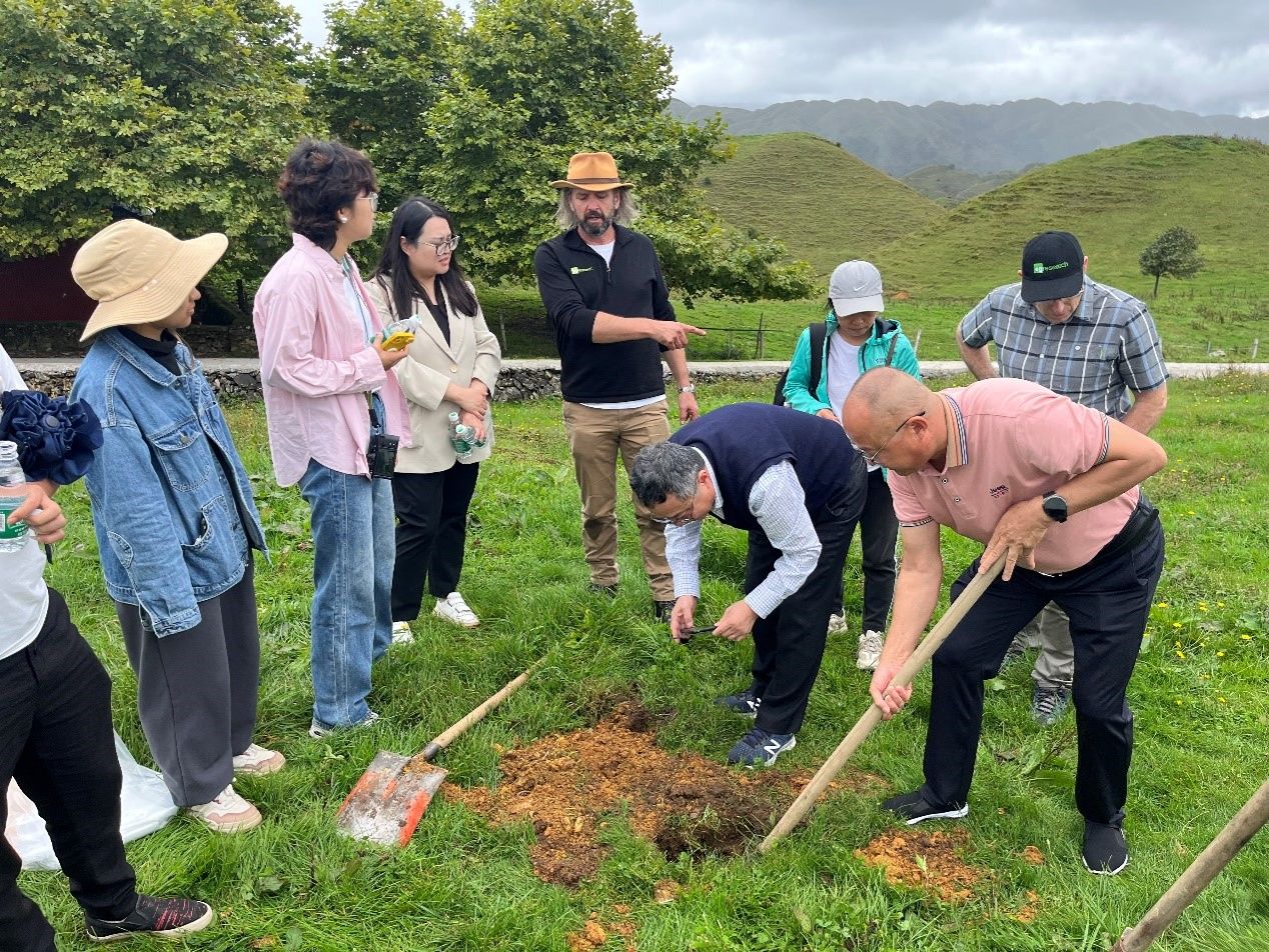 新西兰专家在南山牧场考察 新西兰专家在南山牧场考察